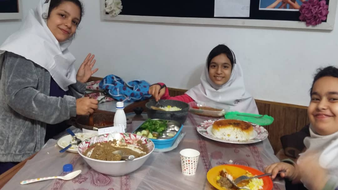 برگزاری جشنواره غذاهای محلی گیلان در دبستان باران اندیشه
